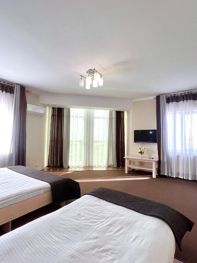 Отель Caravan Каракол Экстерьер фото
